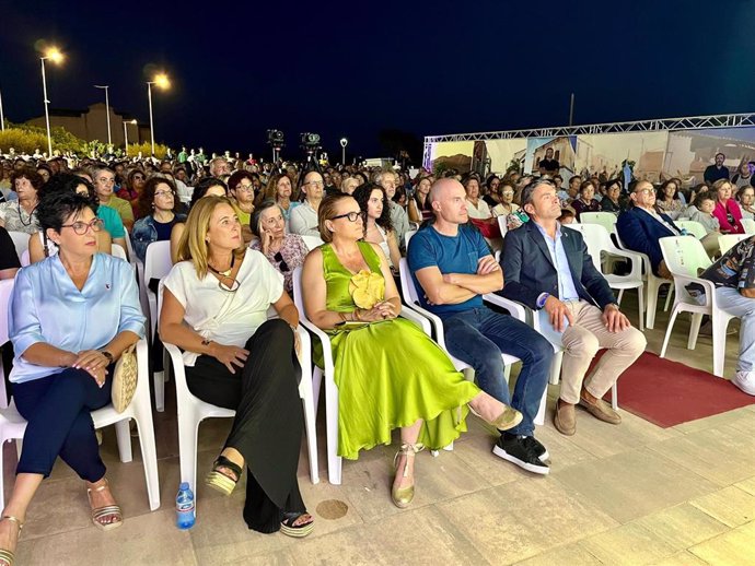 La diputada provincial, Esther Álvarez, acompaña al alcalde de Los Gallardos, Francisco Miguel Reyes, en la recreación histórica del municipio.