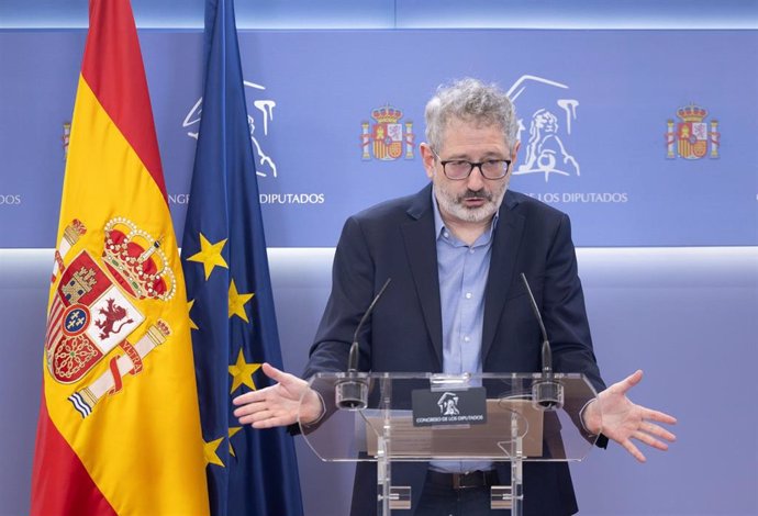 Archivo - El portavoz económico de Sumar, Carlos Martín, durante una rueda de prensa del grupo plurinacional Sumar, en el Congreso de los Diputados, a 5 de marzo de 2024, en Madrid (España).