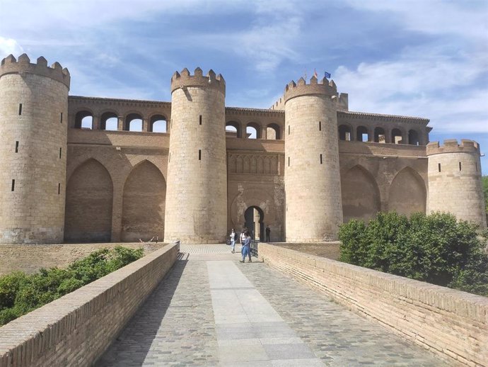 Archivo - Fachada principal del Palacio de la Aljafería, sede de las Cortes de Aragón.