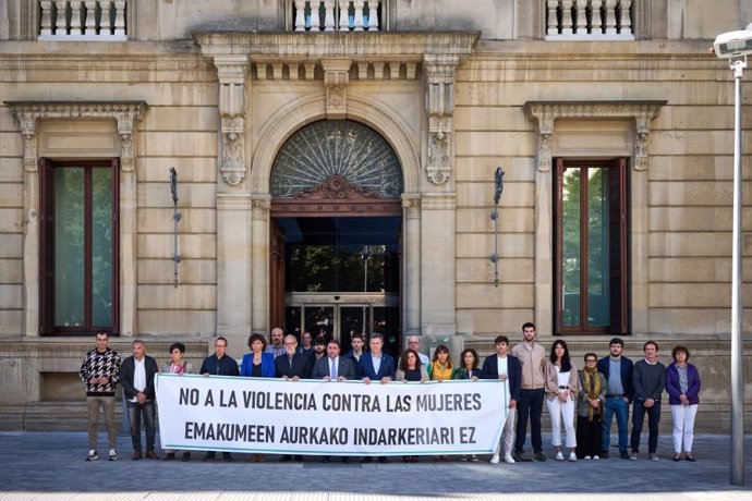 El Parlamento de Navarra se concentra en contra de la violencia de género tras el último asesinato machista