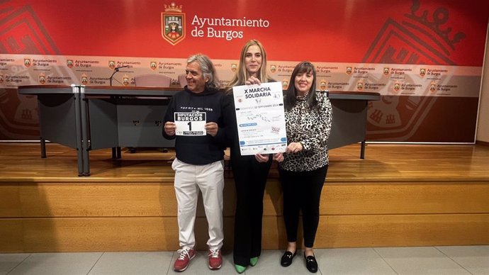 Alvarez (C) con el presidente de las Federación de Peñas y la tesorera de Autismo Burgos.