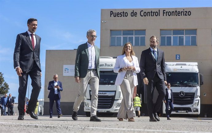 El secretario de Estado de Política Territorial, Arcadi España, y la delegada del Gobierno en la Comunitat Valenciana, Pilar Bernabé, visitan las instalaciones del Puesto de Control Fronterizo (PCF) ubicadas en el Puerto de València