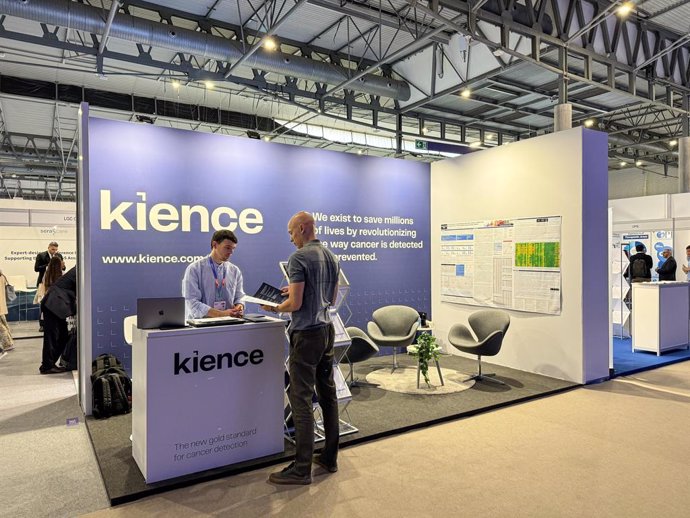 Stand de Kience con el póster de la publicación presentada