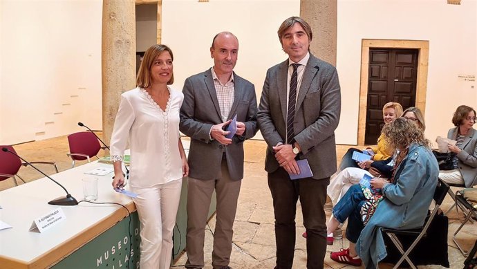 El director del Museo de Bellas Artes de Asturias, Alfonso Palacio, la responsable del Departamento de Educación, Cristina Heredia, junto al director general de Cultura y Patrimonio, Pablo León.