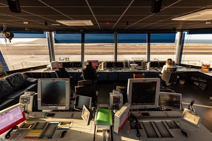 Archivo - Interior de la Torre de Control de Tenerife Sur.