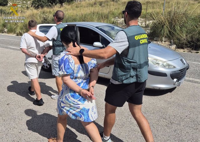 Los detenidos, conducidos por los agentes de la Guardia Civil.