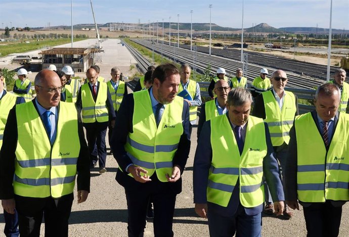 El ministro de Transportes y Movilidad Sostenible y exalcalde socialista de Valladolid, Óscar Puente, durante su visita a la futura estación intermodal de mercancías y complejo ferroviario, junto al consejero de Movilidad, José Luis Sanz Merino.