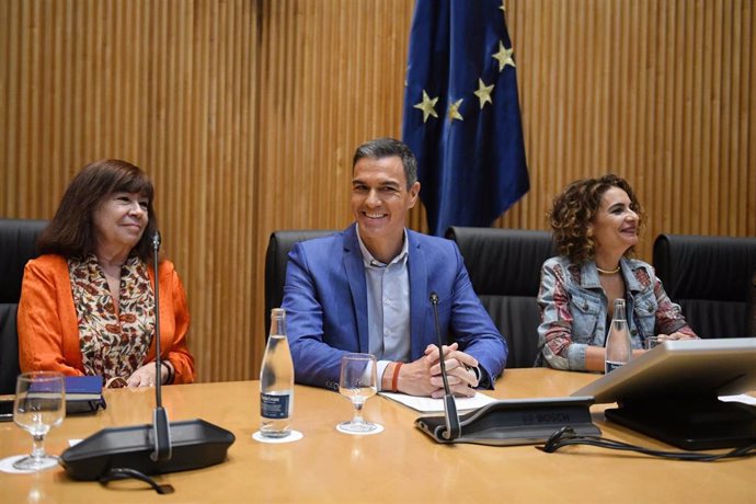 (I-D) La presidenta del PSOE, Cristina Narbona, el secretario general del PSOE y presidente del Gobierno, Pedro Sánchez y la vicesecretaria general del PSOE, vicepresidenta primera del Gobierno y ministra de Hacienda, María Jesús Montero, durante   la reu