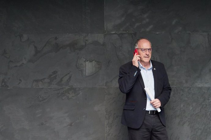 Archivo - El parlamentario foral por EH Bildu, Adolfo Araiz durante el pleno del Parlamento de Navarra.