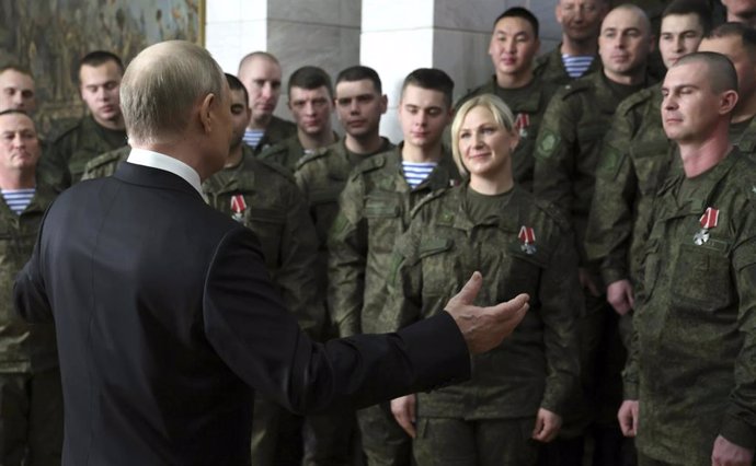 Archivo - Imagen de archivo del presidente de Rusia, Vladimir Putin, junto a varios militares de las Fuerzas Armadas del país