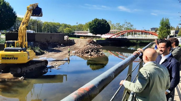 El concejal de Medio Ambiente y Sostenibilidad del Ayuntamiento de Gijón, Rodrigo Pintueles, supervisa el inicio de la eliminación de los azudes y las compuertas del río Piles.