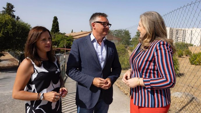 El portavoz de Vox en el Parlamento andaluz, Manuel Gavira, en una visita al CEIP 'Eugenia de Montijo' de Granada.