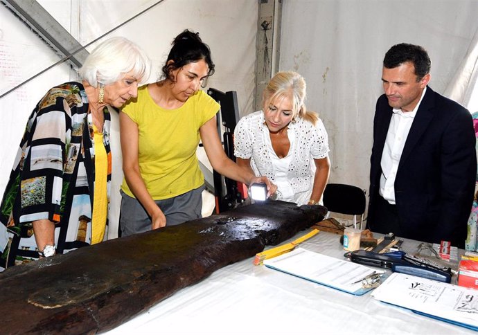 Patricia del Pozo, consejera de Cultura y Deporte, y Teófila Martínez, presidenta de la Autoridad Portuaria de la Bahía de Cádiz, examinan una de las piezas del pecio 'Delta I' extraído de las aguas de Cádiz para su estudio.