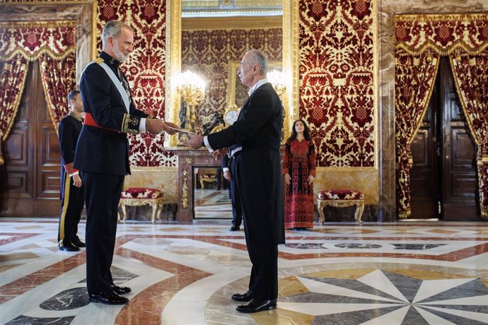 El Rey Felipe VI recibe la carta credencial del embajador del Estado de Palestina, Husni Abdel Wahed, en el Palacio Real