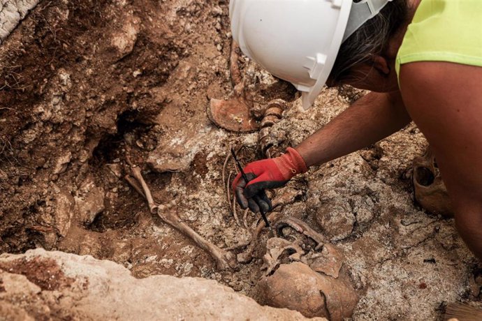 Trabajos de exhumación en el cementerio municipal de Padul (Granada)