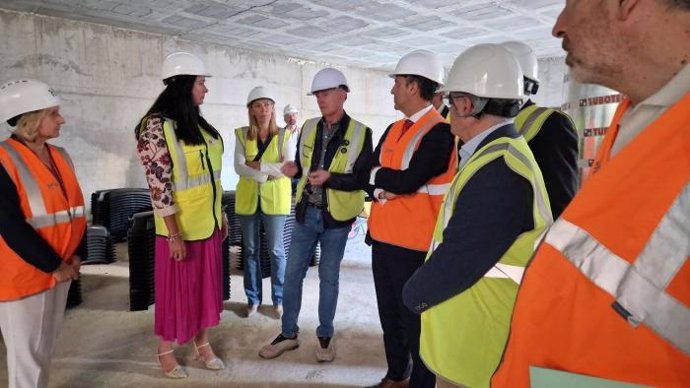 El consejero de Sanidad del Gobierno de Aragón, José Luis Bancalero, y la alcaldesa de Huesca, Lorena Orduna, visitan las obras del centro de salud Perpetuo Socorro.