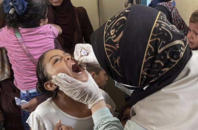 Una niña gazatí recibe el tratamiento contra la polio.