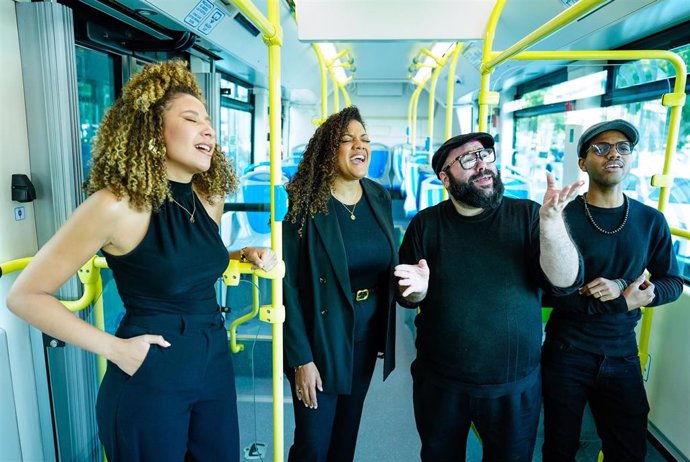 Un coro góspel en un autobús de la EMT por la Semana de la Movilidad