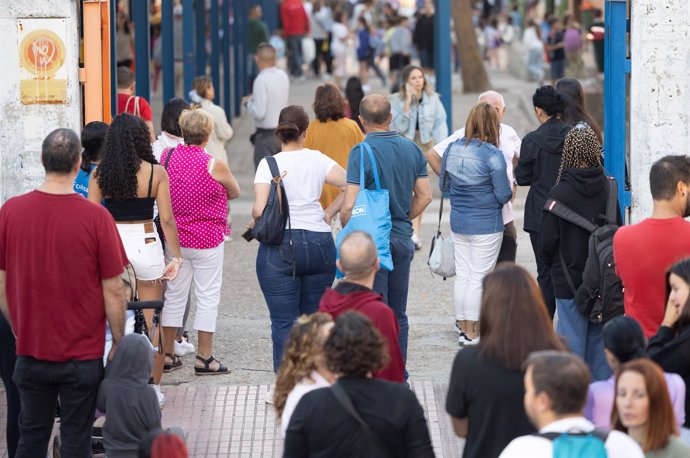 Archivo - Familiares el primer día del curso escolar, a 9 de septiembre de 2024.