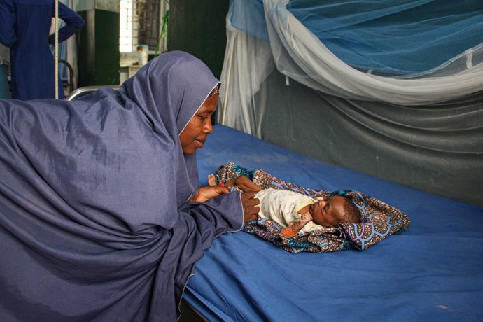 Archivo - Una mujer mira a su hija en el Hospital General Zurmi de Zamfara, en el noroeste de Nigeria