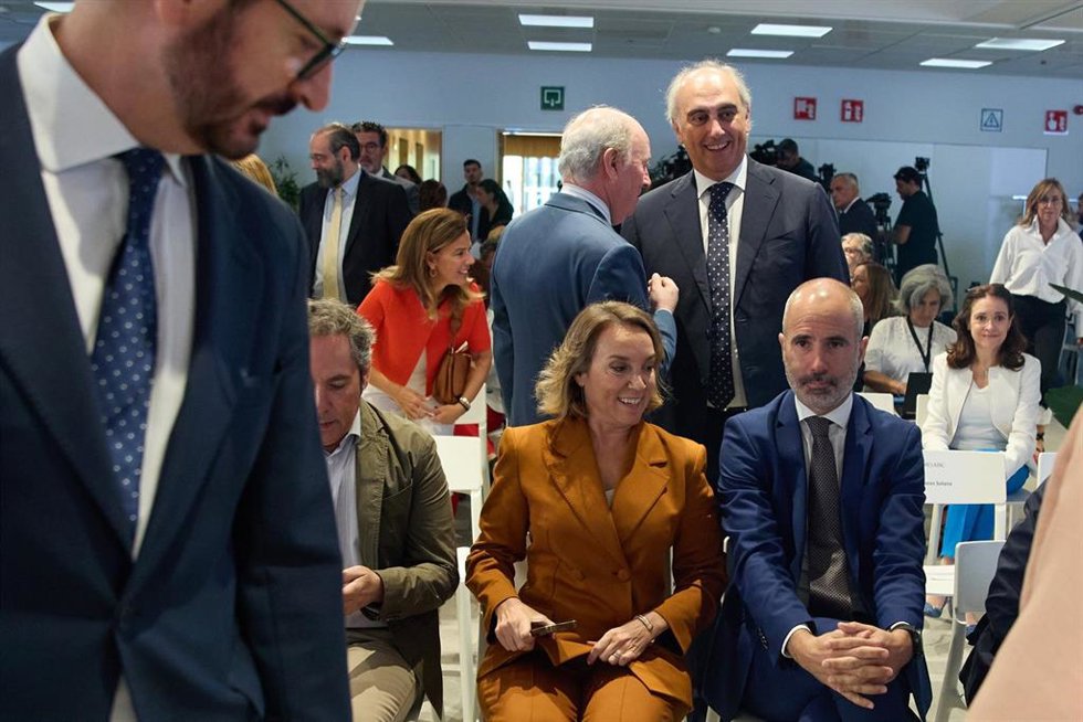 La Secretaria General del Partido Popular, Cuca Gamarra, durante la intervención de la presidenta de la Comunidad de Madrid, Isabel Díaz Ayuso, en  el Foro ABC, en la sede de Vocento, a 16 de septiembre de 2024, en Madrid (España). Durante el foro, han 