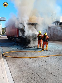 Extinguen un incendio en un camión en un polígono industrial de Montaverner