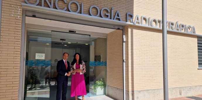 El consejero de Sanidad, José Luis Bancalero, y la alcaldesa de Huesca, Lorena Orduna, ante el área de Oncología Radioterápica del Hospital San Jorge.