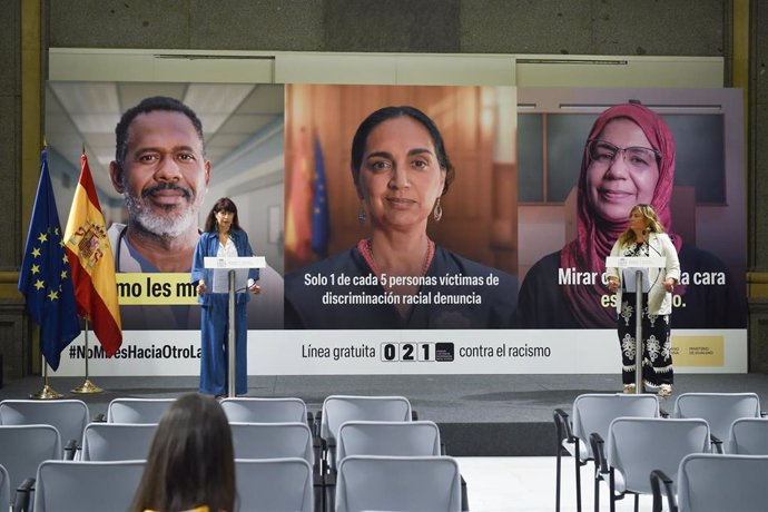 La ministra de Igualdad, Ana Redondo, junto a la Directora general para la Igualdad de Trato y No Discriminación y contra el Racismo, Beatriz Carrillo, presenta, en rueda de prensa, la campaña institucional de sensibilización contra el racismo