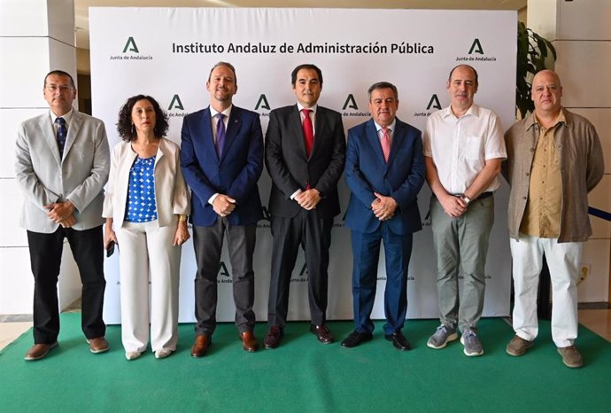 El consejero de Justicia, José Antonio Nieto, en el centro de la imagen, acompañado del rector de la UNIA, José Ignacio García, entre otros.