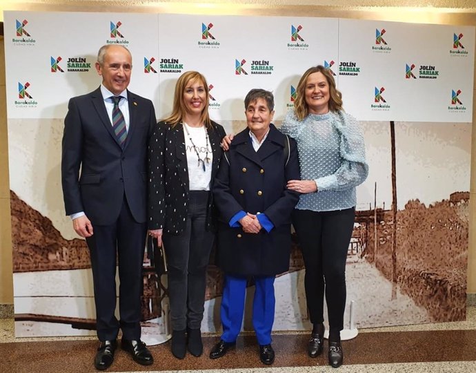 La presidenta de la asociación Clara Campoamor, Blanca Estrella Ruiz, en la concesión del premio Jolín de Barakaldo.