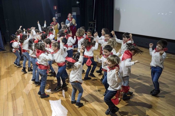 Archivo - Bailes tradicionales en La Vidriera