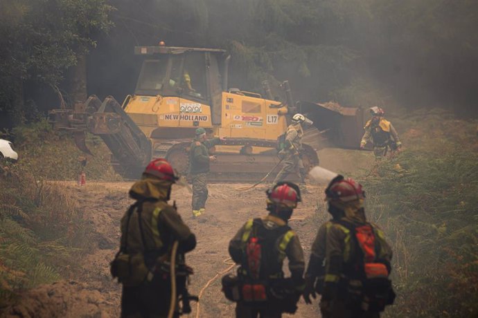 Agentes del equipo de Bomberos de Galicia trabajan durante un incendio, a 5 de septiembre de 2024, en Crecente, Pontevedra, Galicia (España). 