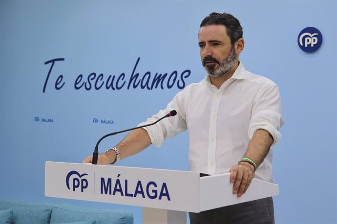 Archivo - El secretario general del PP de Málaga, José Ramón Carmona, en rueda de prensa.