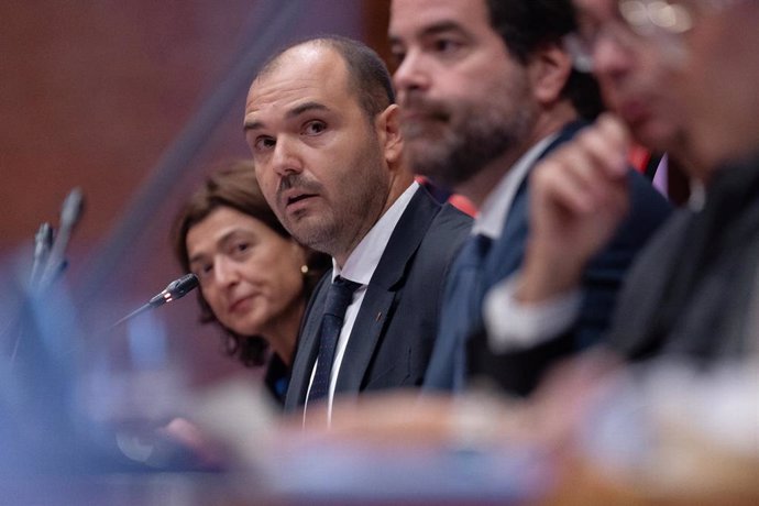 El conseller de Presidencia de la Generalitat de Cataluña, Albert Dalmau (c), comparece en la Comisión de Asuntos Institucionales del Parlament, a 16 de septiembre de 2024, en Barcelona, Cataluña (España).