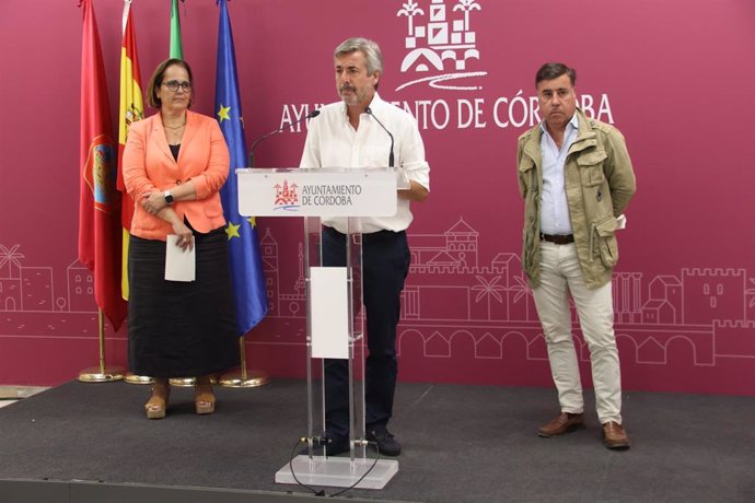 El portavoz del gobierno del Ayuntamiento de Córdoba, Miguel Ángel Torrico; la teniente de alcalde delegada de Hacienda, Blanca Torrent, y el delegado de Infraestructuras, Miguel Ruiz Madruga.