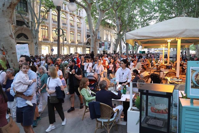 Archivo - Decenas de personas durante una manifestación contra la masificación turística.