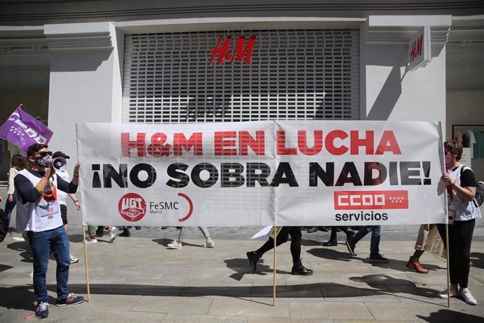 Archivo - Varios trabajadores y trabajadoras de H&M se manifiestan frente a una tienda de la cadena 