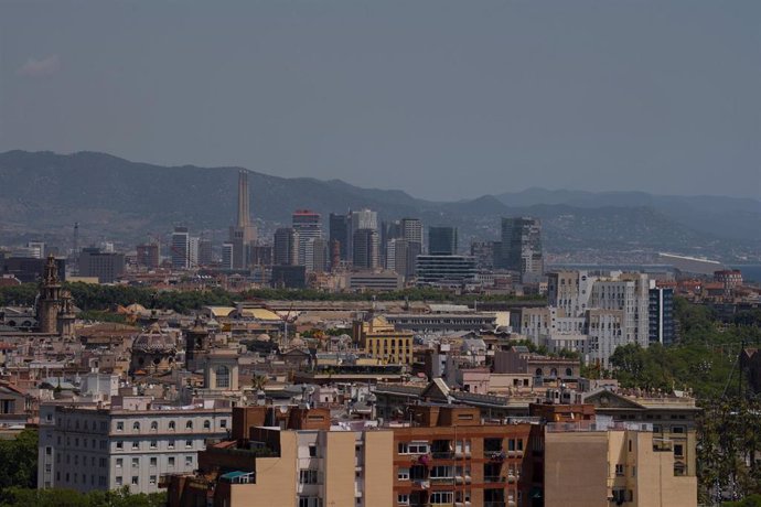 Archivo - Varios edificios de viviendas vistos desde el mirador del Poble Sec,  a 17 de mayo de 2023, en Barcelona, Cataluña (España)