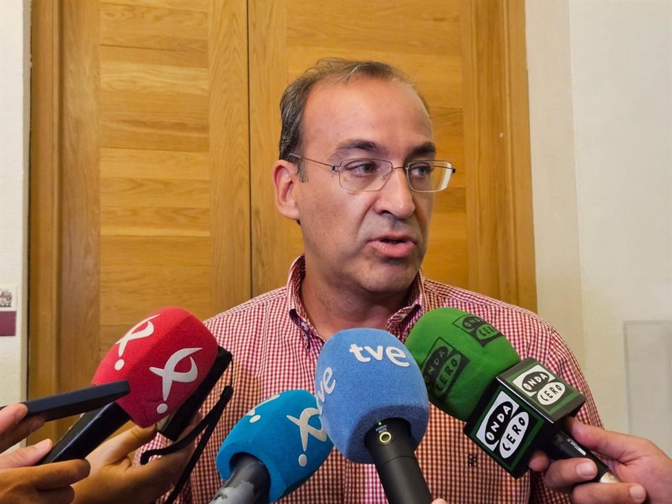 Archivo - El alcalde de Cáceres, Rafael Mateos, atiende a los medios en una foto de archivo