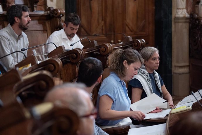 Archivo - La teniente de alcalde de Ecología, Urbanismo, Infraestructuras y Movilidad de Barcelona y número dos por el Ayuntamiento, Janet Sanz (i), y la ex alcaldesa de Barcelona Ada Colau (d) durante un pleno en el Ayuntamiento de Barcelona, a 26 de jul