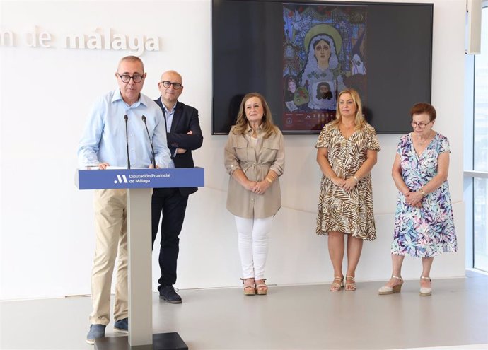 El vicepresidente y diputado de Cultura, Manuel López Mestanza, junto a la presidenta de la Entidad Local Autónoma (ELA) Bobadilla Estación, Diana Ramos Jaquet, y el secretario de la Hermandad de Nuestra Señora de los Dolores y comisario de la muestra