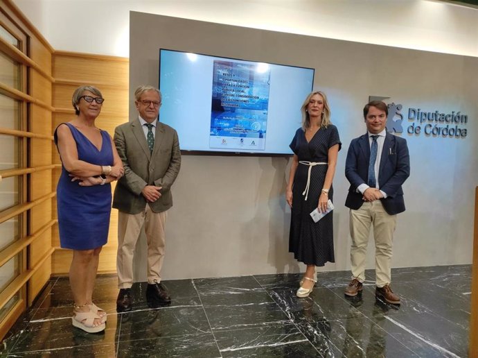 El presidente de la Diputación de Córdoba, Salvador Fuentes (segundo por la izda.), en la presentación del curso.