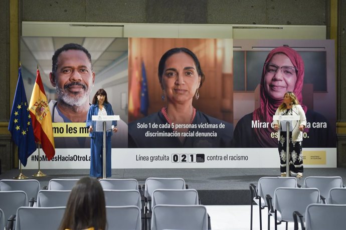 La ministra de Igualdad, Ana Redondo, junto a la Directora general para la Igualdad de Trato y No Discriminación y contra el Racismo, Beatriz Carrillo, presenta, en rueda de prensa, la campaña institucional de sensibilización contra el racismo, en la sede