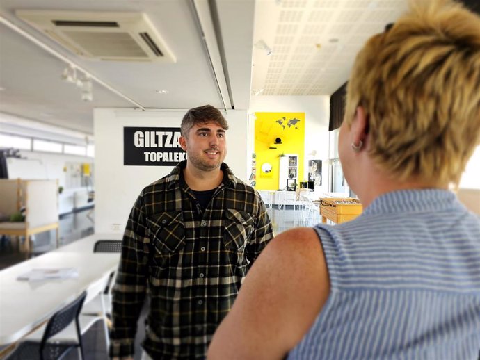 El concejal de Juventud de Barakaldo, Jonathan Martín, presenta el balance de Giltzarri.