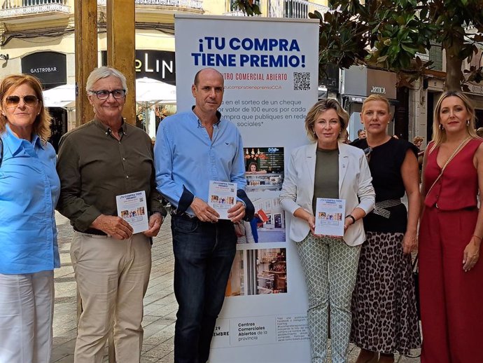 La delegada territorial de Empleo, Empresa y Trabajo Autónomo, Carmen Sánchez Sierra junto al presidente del Centro Comercial Abierto Centro Histórico, Rodrigo Bocanegra, y la asesora de Comercio y Fomento de la actividad empresarial