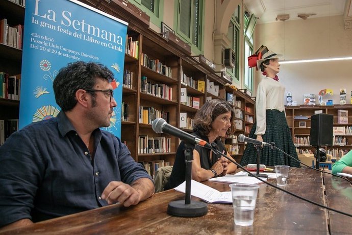 Presentación de La Setmana del Llibre en Català, con el presidente de Editors.Cat Ilya Pérdigo y la directora Cristina Domènech