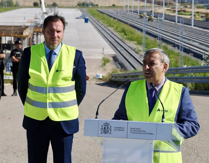 El consejero de Movilidad y Transformación Digital, José Luis Sanz Merino, junto al ministro de Transportes y Movilidad Sostenible y exalcalde socialista de Valladolid, Óscar Puente.