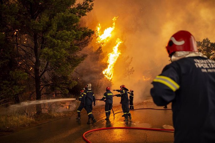 Archivo - Imagen de archivo de bomberos griegos sofocando las llamas.