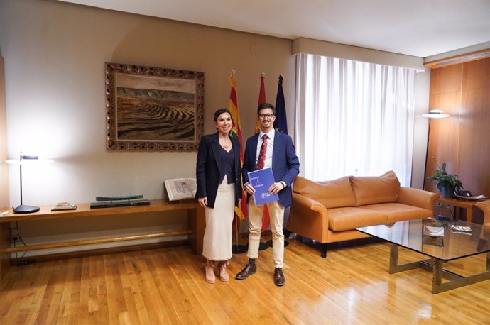 La presidenta de las Cortes de Aragón, Marta Fernández, junto al letrado de la Asociación de Abogados Cristianos Pablo Jarque.