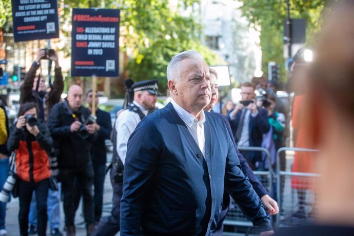 El experiodista de la BBC Huw Edwards llegando al tribunal donde ha sido condenado a seis meses de prisión por delitos de pornografía infantil